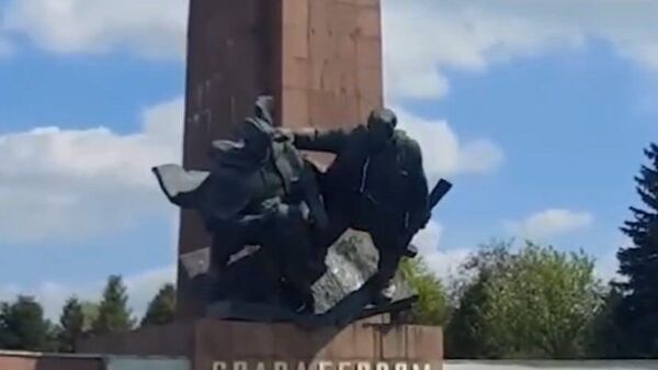 В Ровно со смехом разрушили памятник советским солдатам