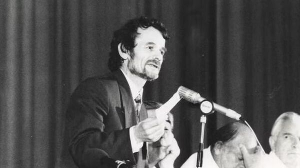 М. Джемилев на заседании Курултая в 1991 году М. Джемилев на заседании Курултая в 1991 году