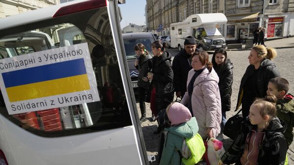 Украинские беженцы в Польше табличка Солидарны с Украиной